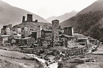 historická fotografie centra Chazhashi v roce 1890 se stojícími věžmi Tamařina hradu  ( © Fondazione Sella, Biella )