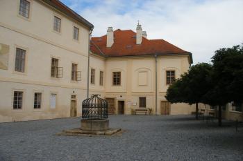 Nižbor - vstup ke kostelu (© Jiří Špaček, 07/2016)