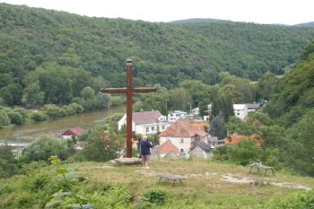 Nižbor - misijní kříž pod kostelem (© Jiří Špaček, 07/2016)
