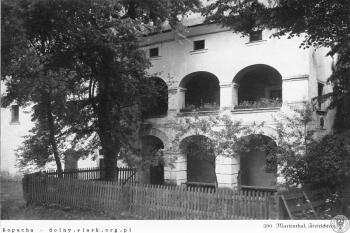 Objekt zámku či panského sídla na staré fotografii v l. 1935-1940. (© zdroj: http://dolny-slask.org.pl)