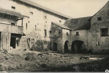 Nádvoří na staré fotografii vl. 1935-1940. (© zdroj: http://dolny-slask.org.pl)