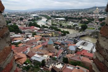 výhled přes cimbuří hradu na historické centrum Tbilisi (© Jan P. Štěpánek 07/2016)