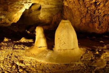 Koněpruské jeskyně - stalagmity (© Pavel Jarý,  27.05.2007)