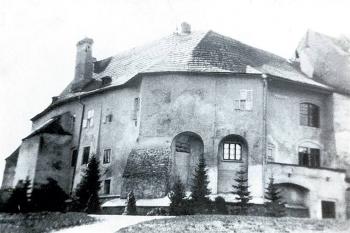 Zámek kolem r. 1900. ( © zdroj: http://ona.idnes.cz)