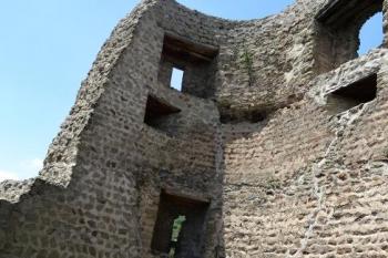 interiér západní, nejzachovalejší věžovité stavby (© Jan P. Štěpánek 07/2016)
