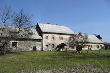 celkový pohled na trakt se zámkem od jihozápadu -  zámkem je střední patrová část ( © Jan P. Štěpánek 03/2011)