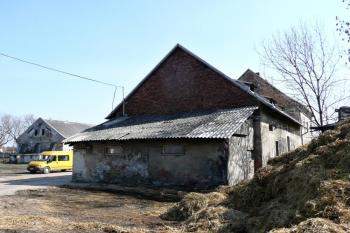 trakt se zámke od západu - zámkem je střední patrová část ( © Jan P. Štěpánek 03/2011)