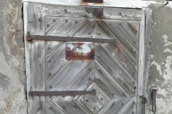 historické dřevěné dveře v jednoz bočních traktů při zámku ( © Jan P. Štěpánek 03/2011)