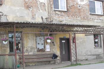 vstupní část hlavního zám.průčelí (© D Dohňanský, 05/2018)