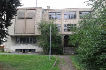 Hlavní vstup do budovy ( © Ivo Rozehnal 07/2016)