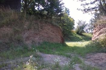 Proražený obraný val fortu. (© Luděk Vláčil 07/2016)