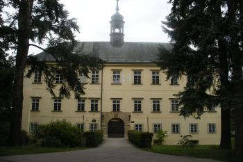 Kopidlno - hlavní vstup do zámku (© Jiří Špaček, 08/2016)