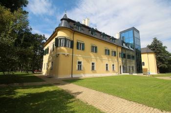 Kontrast zámecké archytektury s moderním úníkovím schodištěm. (© Luděk Vláčil 07/2016)