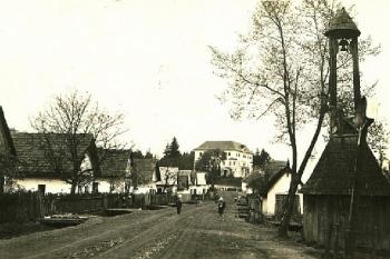 Kaštěl na dobové fotografii z r. 1920. ( © zdroj: http://puchovodedicstvo.sk/wp-content/gallery/region/horovce-1920.jpg)