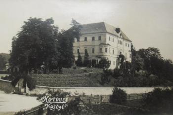 Kaštěl na dobové pohlednici. ( © zdroj:http://puchovodedicstvo.sk/podujatia/3547/xvi)