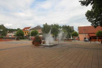 Před kostelem je zajímaví rozprašovač vody. (© Luděk Vláčil 07/2016)