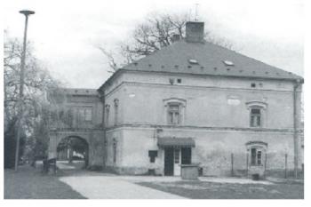 Zámek na dobové fotografii. ( zdroj:http://klucove.nemsova.sk/pamiatky)