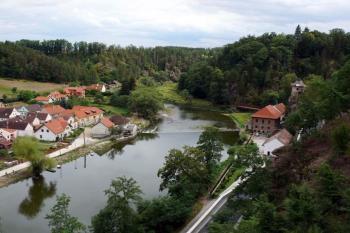 Pohled od zámku na údolí Lužnice (© Jiří Cukr, 07/2007)