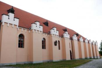 Rozsáhlá budova jízdárny (© Jiří Cukr, 07/2007)