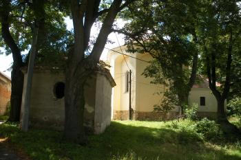 Bezdědice - kostel s márnicí (© Jiří Špaček, 07/2016)