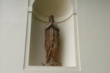 Tuchoměřice - soška Immaculaty na kapli sv. Rozálie (© Jiří Špaček, 08/2016)