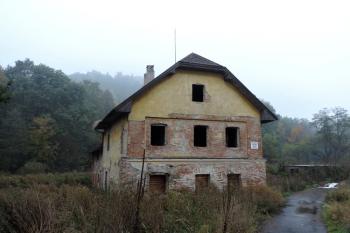 štítové průčelí bývalého mlýnu od silnice (© Jan P. Štěpánek 10/2015)