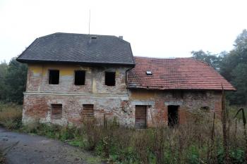 celkový pohled na okapové průčelí bývalého mlýnu ( © Jan P. Štěpánek 10/2015)