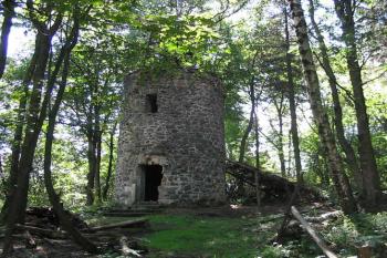 Torzo rozhledny ( © Jiří Čížek 08/2004)