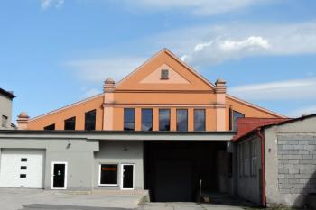 štít hlavní budovy provozu pily ( © Jan P. Štěpánek 04/2015)