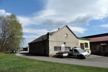 jedna ze starších provozních budov pily ( © Jan P. Štěpánek 04/2015)