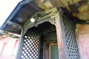 detail ozdobné dřevěné verandy vstupu do jedné ze starších kancelářských budov z konce 19. století ( © Jan P. Štěpánek 04/2015)