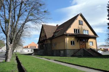 mladší prvorepubliková správní budova pily ( © Jan P. Štěpánek 04/2015)