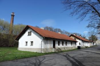 starší kancelářské domky pily ( © Jan P. Štěpánek 04/2015)