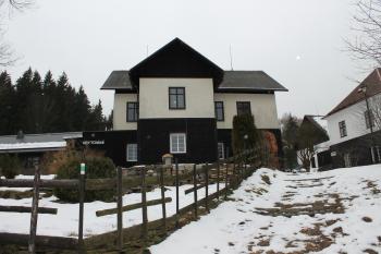 lovecký zámeček Hubertov (© Vlastislav Mareček, 03/2016)