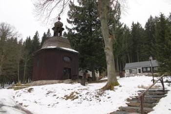 kaple sv. Huberta naproti zámečku Hubertov (© Vlastislav Mareček, 03/2016)