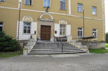 vstupní schodiště s kamenným portálem (© D Dohňanský, 10/2017)