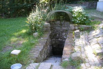 Studánka před kaplí sv. Anny (© Jiří Špaček, 08/2016)