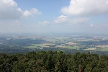 Výhled z rozhledny na sever. (© Luděk Vláčil 08/2016)