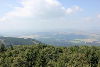 Výhled z rozhledny na severozápad. (© Luděk Vláčil 08/2016)
