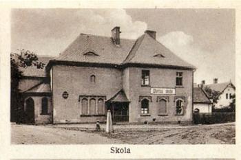 Východní průčelí zámečku (školy) na výřezu pohlednice z 20. let 20. století ( © F. Musil: Neznámé zámky Moravy a Slezska, 2015)