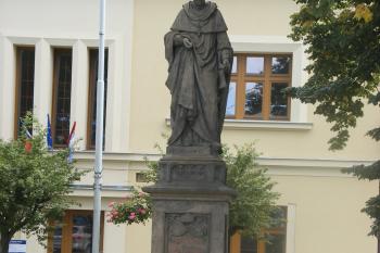 Pomník Arnoštovi z Pardubic (© Jiří Špaček, 08/2016)