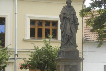 Pomník Arnoštovi z Pardubic (© Jiří Špaček, 08/2016)