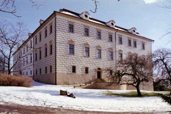 Zámecká budova (© 2002 Jiří Čížek)