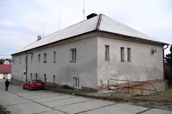 celkový pohled na zámek od jihozápadu ( © Jan P. Štěpánek 03/2011)