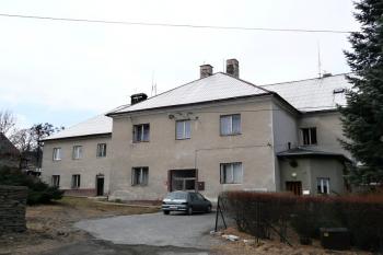 vstupní průčelí zámku s výrazným rizalitem ( © Jan P. Štěpánek 03/2011)