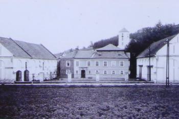 zámek s hospodářskými objekty na počátku 20. stol (© Luděk Vláčil 07/2020)