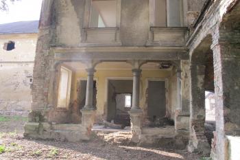 otevřená krytá veranda,vedoucí do parku, opatřena sloupy (© D Dohňanský, 10/2017)