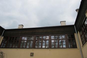 Dřevěná krytá chodba v patře původního zámku (© D Dohňanský, 05/2017)