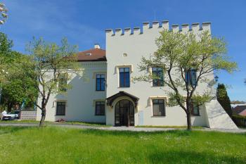 Boční strana severního traktu /vlevo/ a západního pseudogotického křídla /vpravo/ (© Dušan Dohňanský  05/2021)