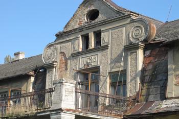 zdevastovaný balkón /ostatně jako celý zámek/,štít a letopočet 1919 (© D Dohňanský, 10/2017)